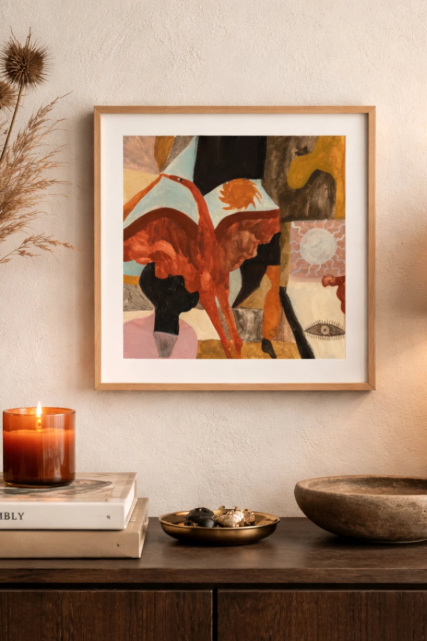 Abstrakt färgstark poster i ekram ovanför mörk träbyrå med varm och harmonisk styling.