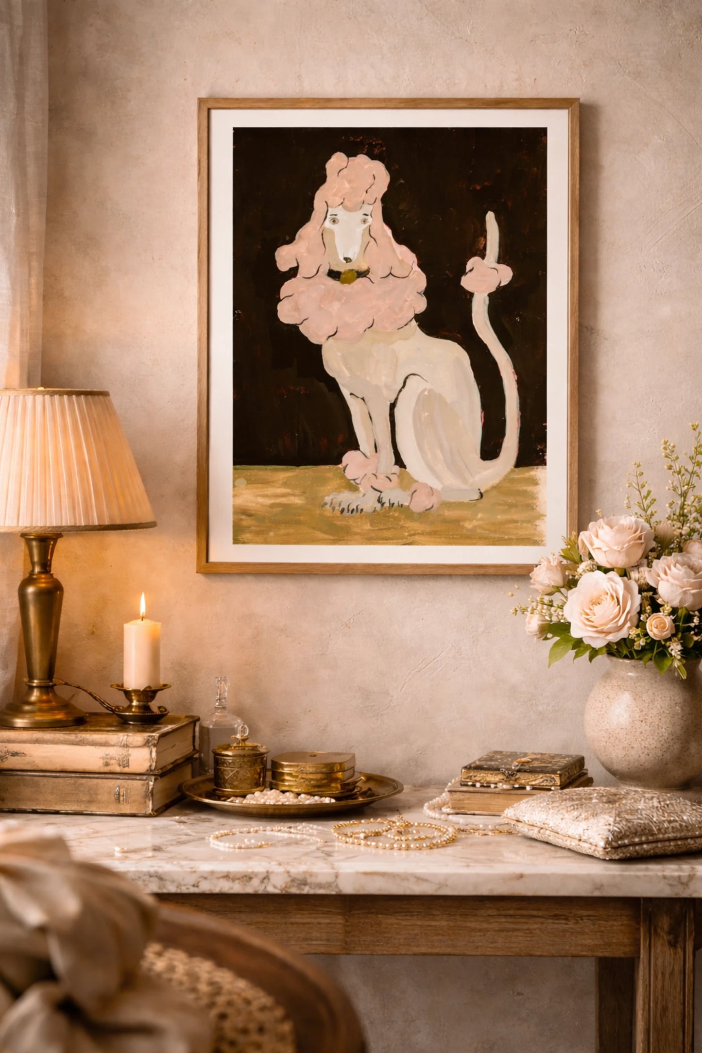 Vintageinspirerad pudelposter i ekram stylad i varm och elegant interiör med mjuka beige toner.
