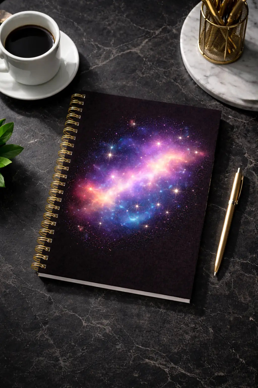 spiralblock med ett färgstarkt galaxmotiv och lysande stjärnor mot en mörk bakgrund, som ligger på ett bord