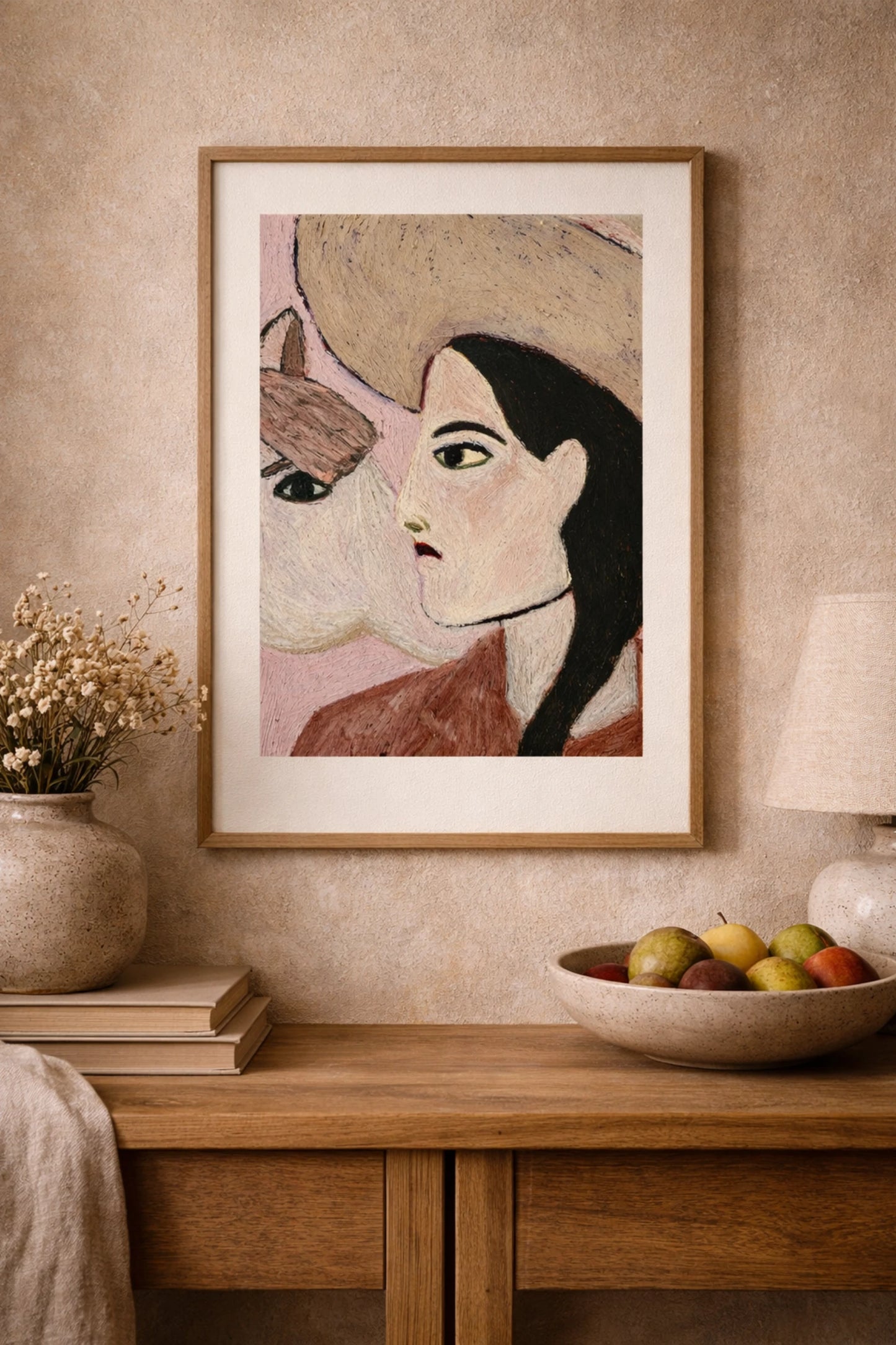 Expressionistisk porträttposter i ekram med kvinna och katt stylad i varm beige vintageinteriör.