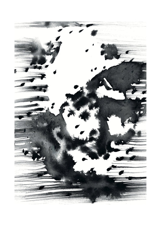 Svartvit abstrakt poster med expressiva bläckformer och dynamiska penseldrag.