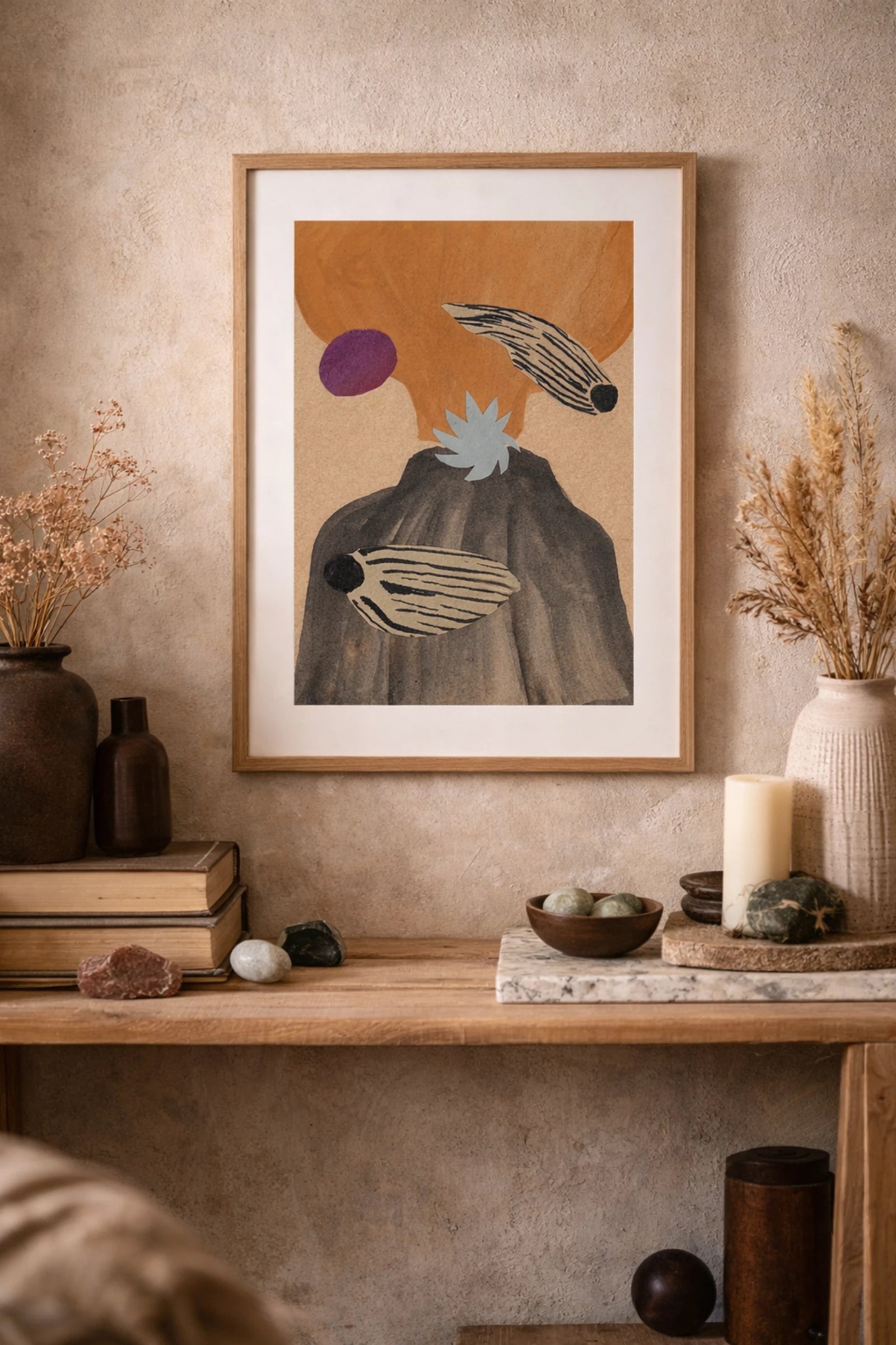 Abstrakt poster i ekram med jordnära former och varm beige styling i harmonisk interiör.
