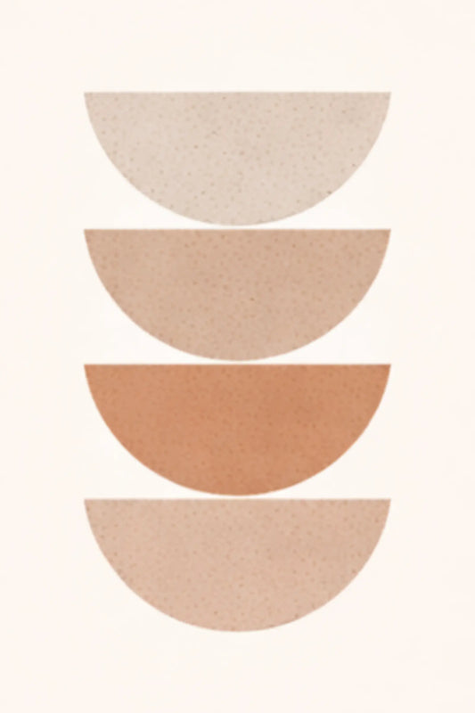 Minimalistisk poster med staplade halvcirklar i beige och terrakottafärgade toner.