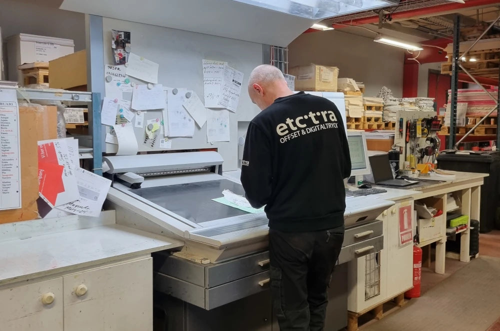 man som arbetar i tryckeriet på Etcetera Offset AB