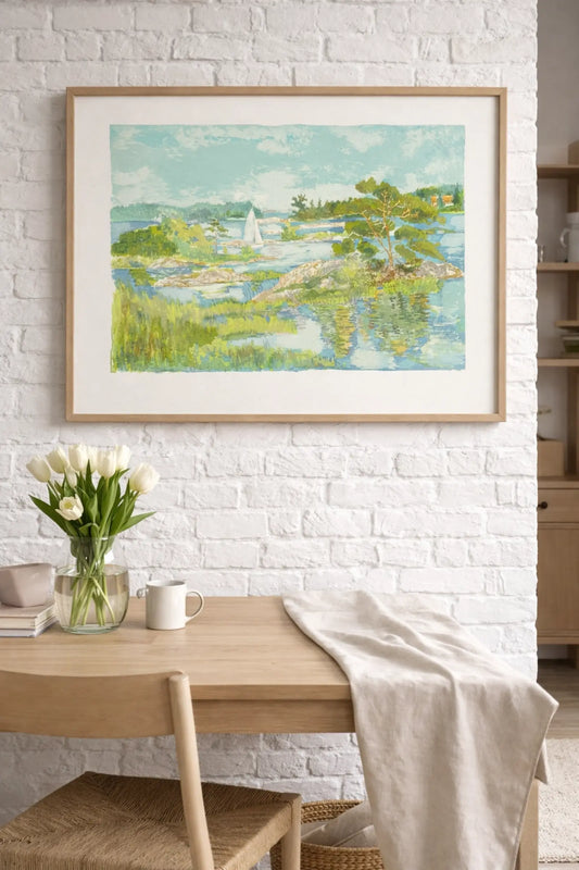 Landskapsposter med sjö, segelbåt och grönskande natur i ljusa blå och gröna toner.