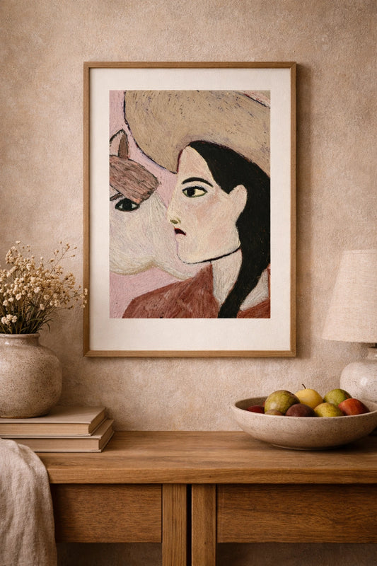 Expressionistisk porträttposter i ekram med kvinna och katt stylad i varm beige vintageinteriör.